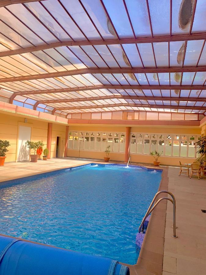 ÁTICO DELUXE entre CENTRO y PLAYA Salinas con TERRAZA, WIFI, PISCINA climatizada, GYM, SAUNA y GARAJE -Smart TV Roquetas de Mar Esterno foto