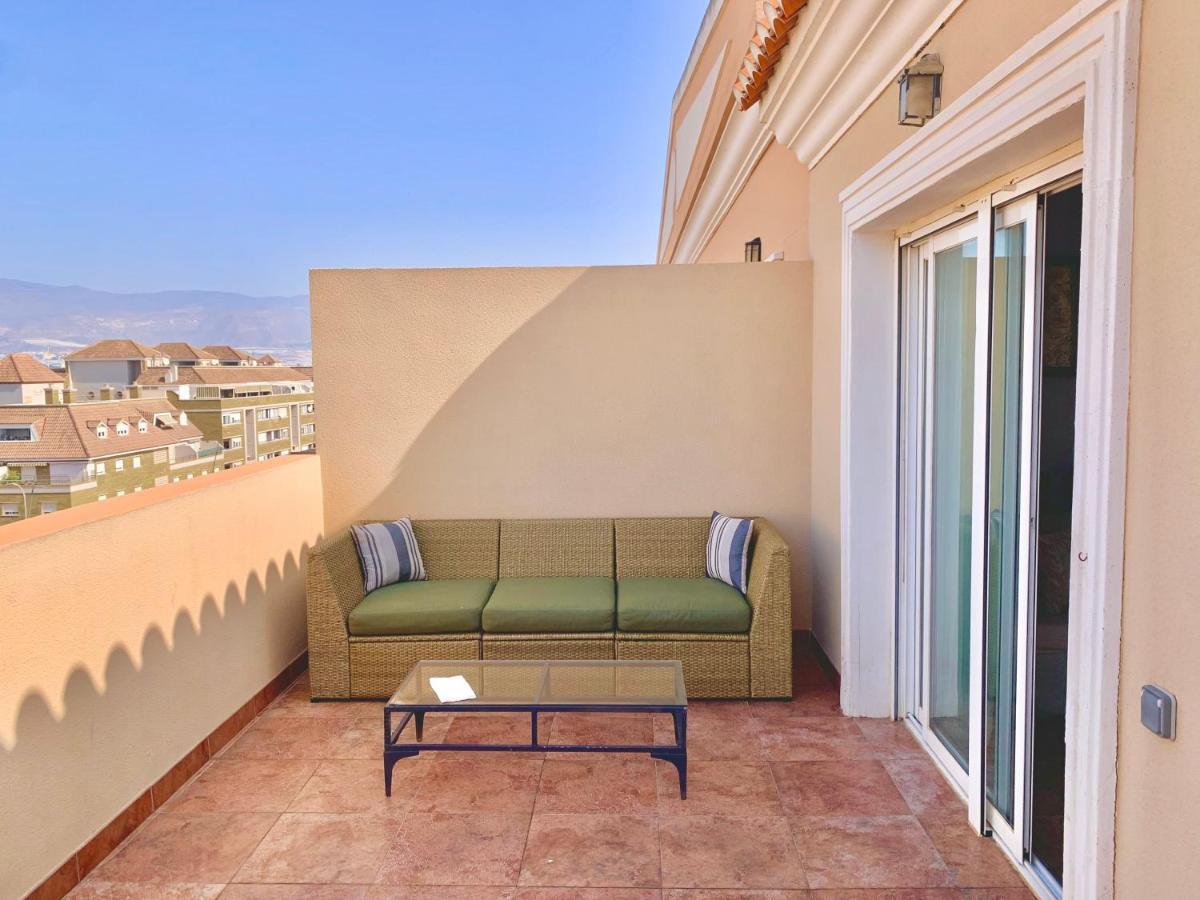 ÁTICO DELUXE entre CENTRO y PLAYA Salinas con TERRAZA, WIFI, PISCINA climatizada, GYM, SAUNA y GARAJE -Smart TV Roquetas de Mar Esterno foto