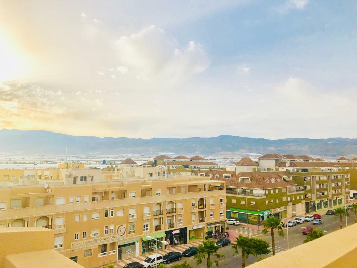 ÁTICO DELUXE entre CENTRO y PLAYA Salinas con TERRAZA, WIFI, PISCINA climatizada, GYM, SAUNA y GARAJE -Smart TV Roquetas de Mar Esterno foto