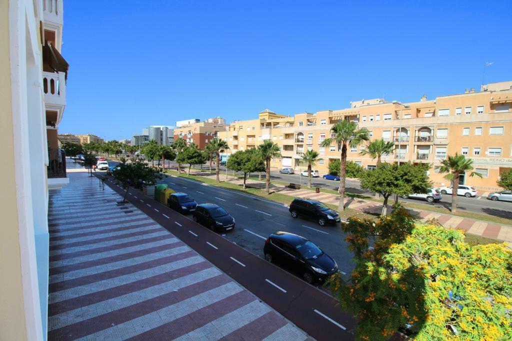 ÁTICO DELUXE entre CENTRO y PLAYA Salinas con TERRAZA, WIFI, PISCINA climatizada, GYM, SAUNA y GARAJE -Smart TV Roquetas de Mar Esterno foto
