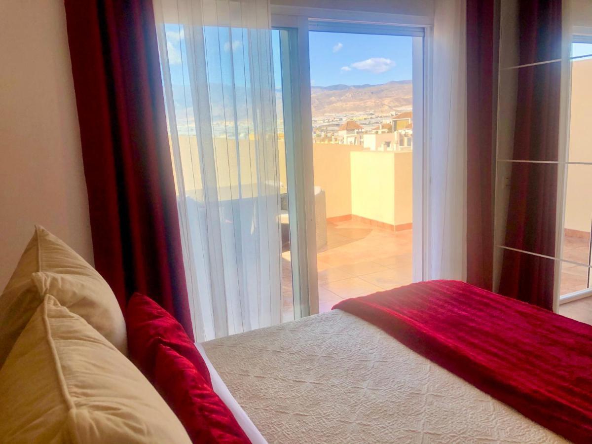 ÁTICO DELUXE entre CENTRO y PLAYA Salinas con TERRAZA, WIFI, PISCINA climatizada, GYM, SAUNA y GARAJE -Smart TV Roquetas de Mar Esterno foto